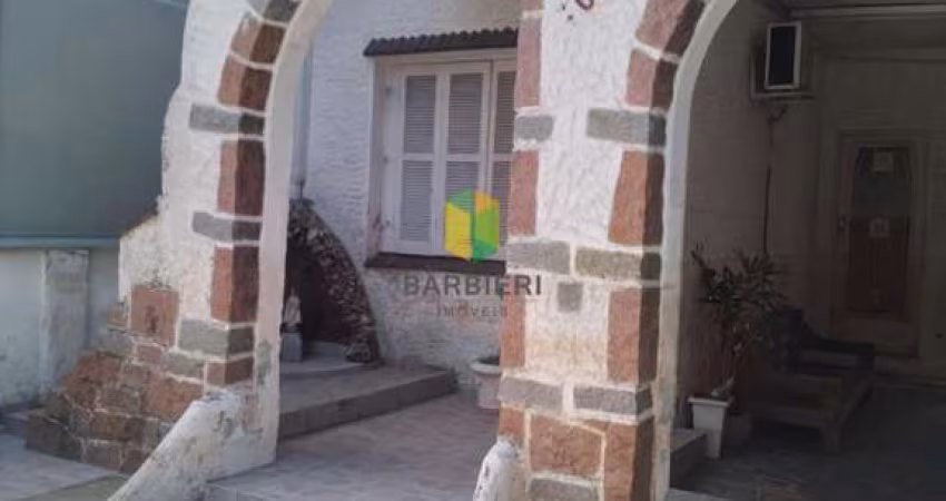 Casa com 3 dormitórios e 2 vagas no bairro São Geraldo