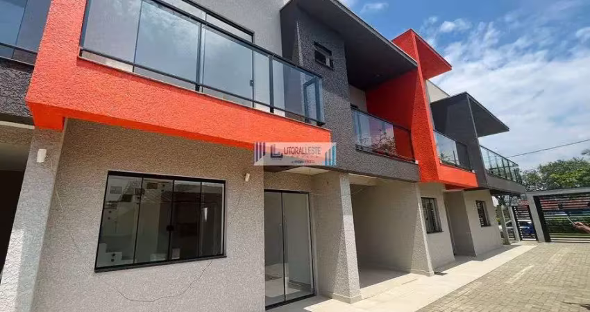 Sobrado em condomínio na quadra do mar - 3 dormitórios sendo uma suíte.