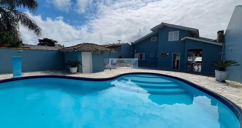 Residência com ático, amplo terreno, 4 dormitórios, 1 suíte, Piscina; Averbada.