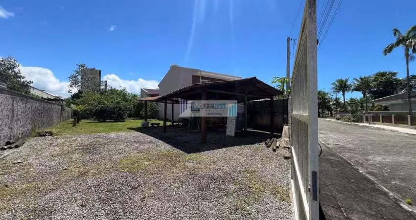 Amplo terreno a venda com 416m², escritura e registro de imóveis, próx. ao mar.