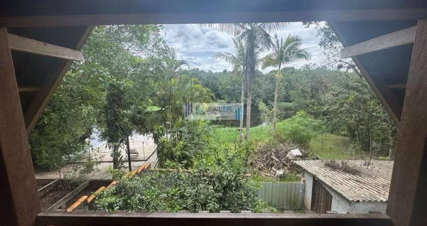 Chácara e Sobrado na beira do Rio Guaraguaçu medindo 1.413 m².