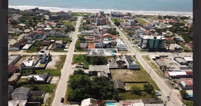 Residência nova, com excelente acabamento - 2 dormitórios- próxima a praia.