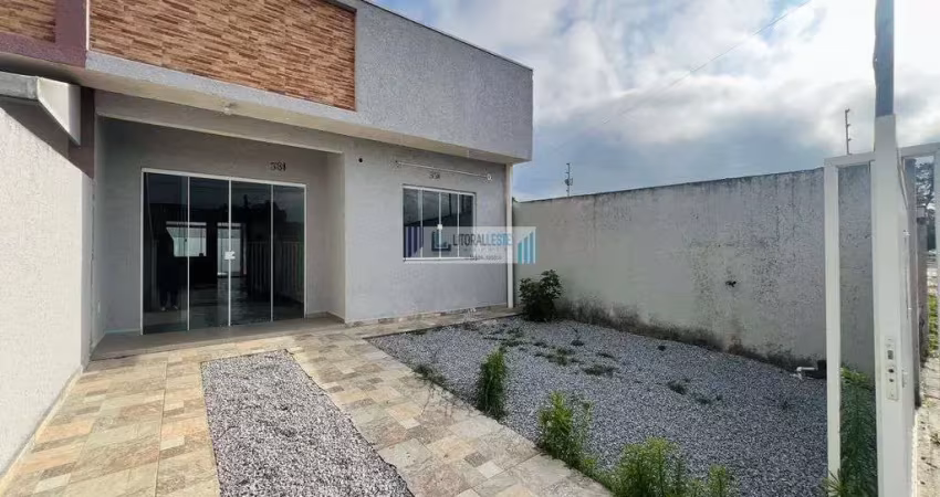 Residência contendo 2 dormitórios sendo uma suíte e quintal com piscina.