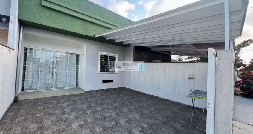 Residência contendo 3 dormitórios sendo uma suíte - teto laje - próxima a praia