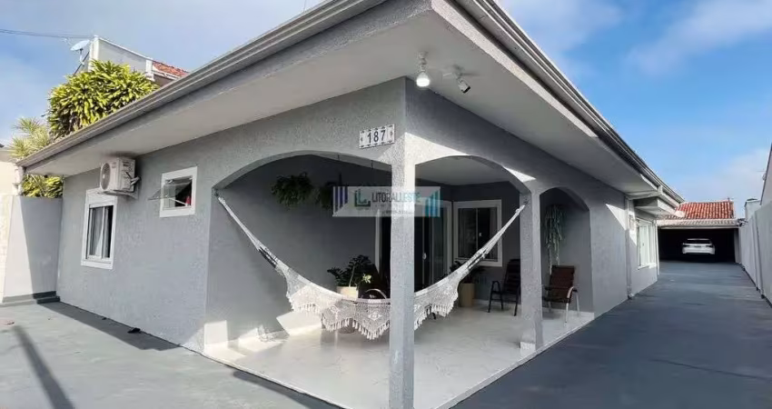 Linda e aconchegante residência contendo 4 suítes a poucos metros do mar.