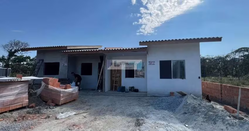 Residência contendo 2 dormitórios - com corredor lateral e amplo quintal.
