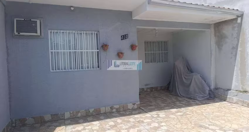 Residência em alvenaria - contendo 2 suítes- hidromassagem e quintal com piscina