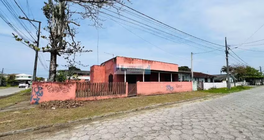 Residência de esquina em alvenaria - contendo 2 dormitórios sendo uma suíte.