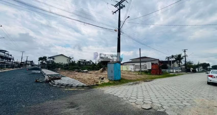 Amplo terreno de esquina, com 500m², escriturado e registrado - próx. a praia.