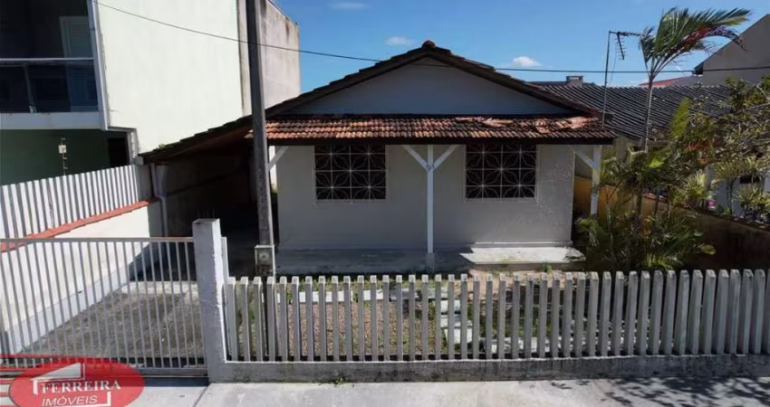 Casa Com Terreno próximo ao Mar