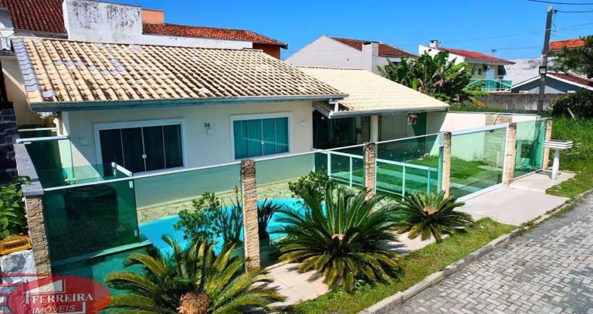 Casa com piscina e 4 quartos