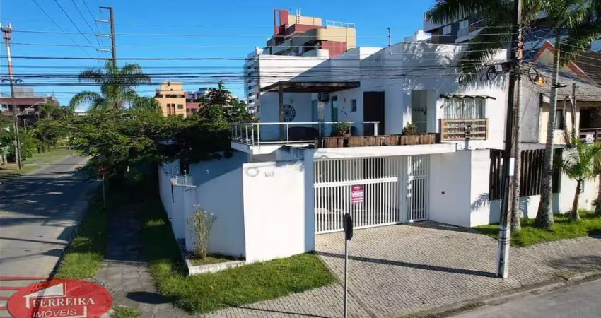 Casa com 4 quartos à venda na Avenida Espírito Santo, Centro, Guaratuba