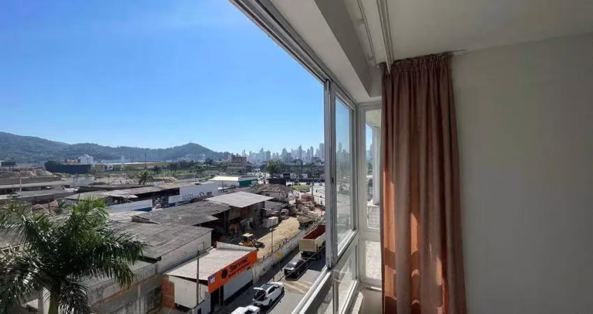 Apartamento com 02 suítes próximo à balneário camboriú