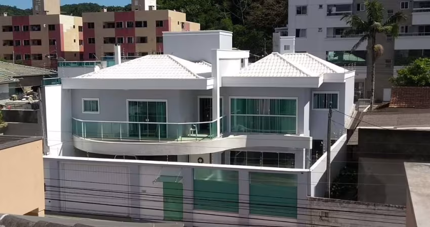 CASA COM 03 SUÍTES E PISCINA À VENDA EM BALNEÁRIO CAMBORIÚ