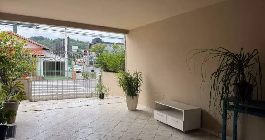 Casa à venda em balneário camboriú com terreno comercial na avenida martin luther