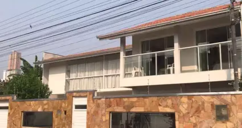 Casa com dois pavimentos no centro de balneário camboriú