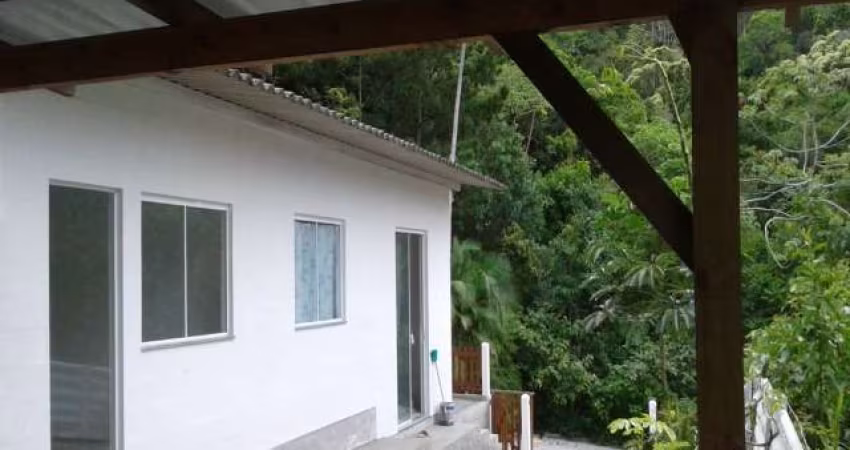 CASA NA PRAIA BRAVA. 02 DORMITÓRIOS. EXCELENTE LOCALIZAÇÃO. PRÓXIMO MAR.
