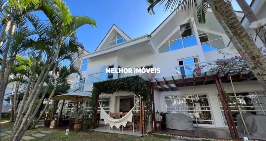 Condominio Porto Estaleiro - Casa com 3 pavimentos á venda em uma das mais belas praias do litoral Catarinense, quase pé na areia!