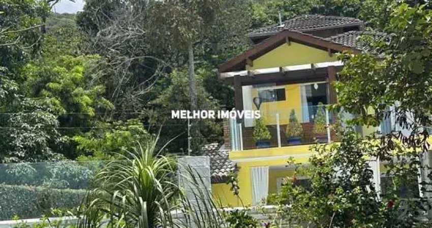 Casa á venda com 3 suítes á venda localizada na praia de taquaras em balneário camboriú.