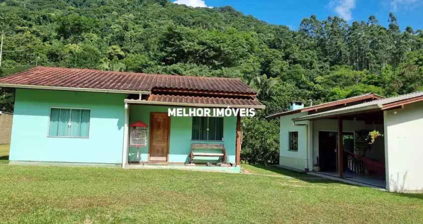 Chácara á venda com 2 casas, piscina, salão de festa localizada em camboriú santa catarina