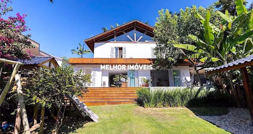 Casa espaçosa  á venda com 03 dormitórios sendo 02 suítes localizada na praia de taquaras/sc