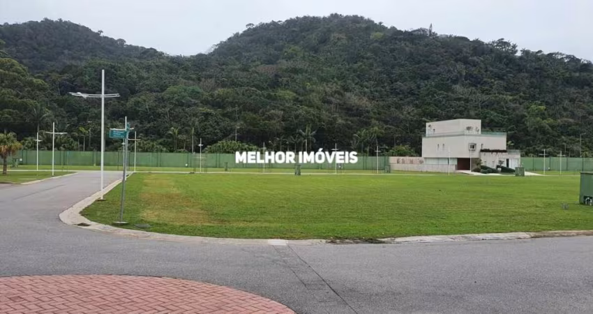 Terreno á venda em Condomínio fechado, localizado na praia do Estaleiro em Balneário Camboriú.