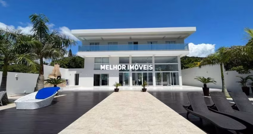 Casa Alto Padrão Frente Mar Mobiliada, Equipada com 06 Suítes sendo 01 Máster à Venda localizado no Estaleiro de Balneário Camboriú.
