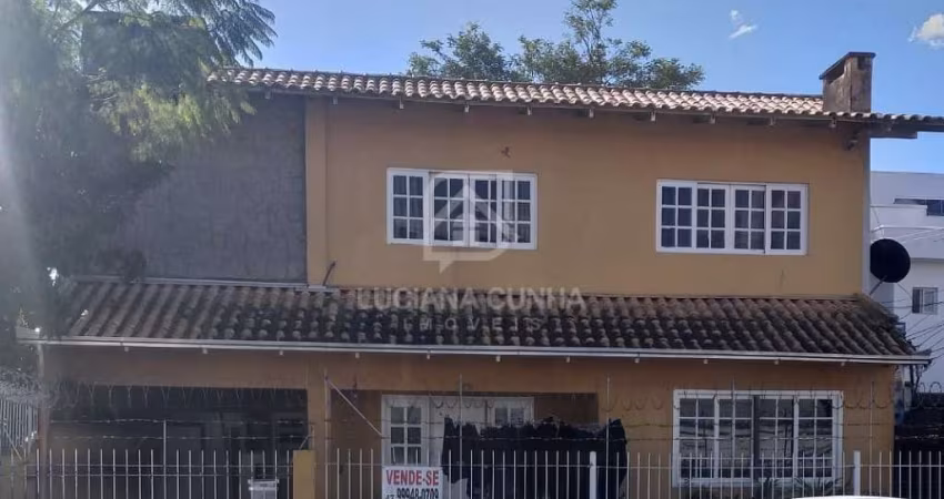 Casa com 6 dormitórios, centro de Balneário!
