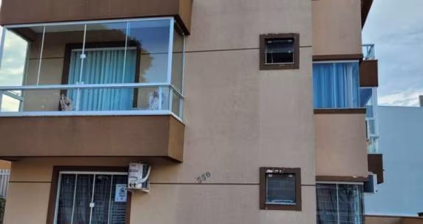 Apartamento térreo bem localizado no balneário cambiju a 300 metros do mar .