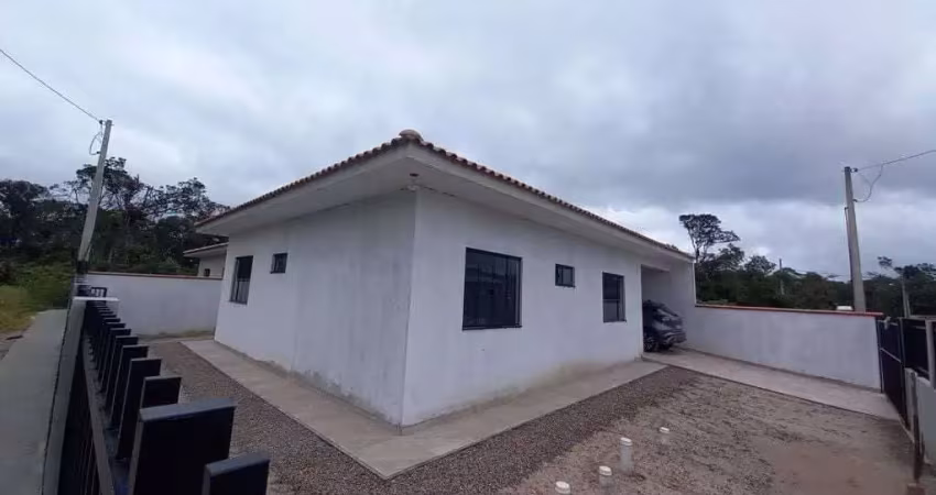 Casa/esquina com amplo quintal, localizada no balneário rio gracioso em itapoá/sc.