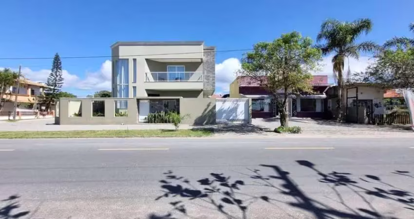 Sobrado com 3 pavimentos + sala comercial, com vista para o mar localizado na barra do saí em itapoá/sc