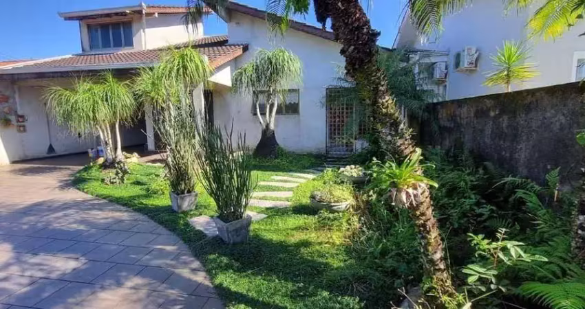 Linda casa com amplo quintal e jardim em itapoa/sc.