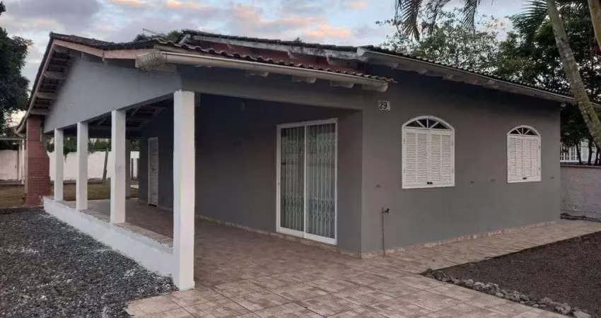 Casa com terreno amplo de 450 m² no centro de itapema do norte.