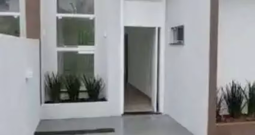 Casa com 2 quartos sendo 1 suite, piscina, pé direito alto proporcionando designer moderno.