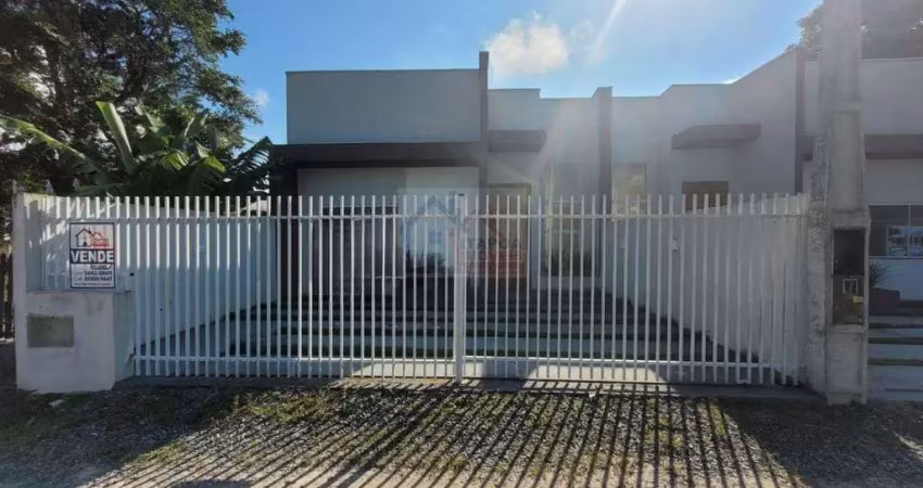 CASA COM 2 QUARTOS SENDO 1 SUÍTE, PISCINA SALA COM PÉ DIREITO ALTO.