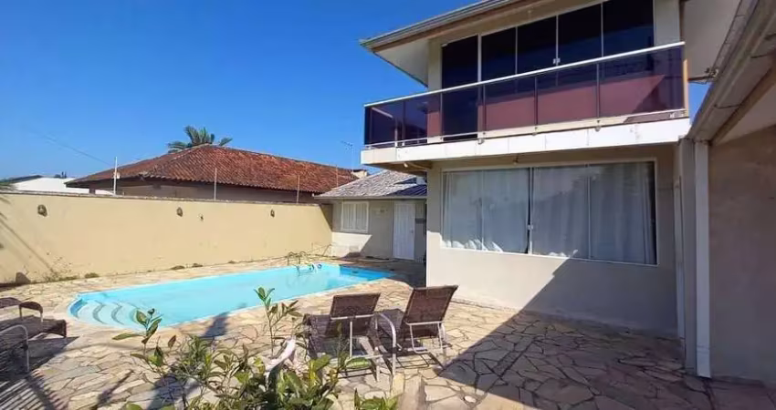 Sobrado duplex com piscina apenas 470 metros da praia