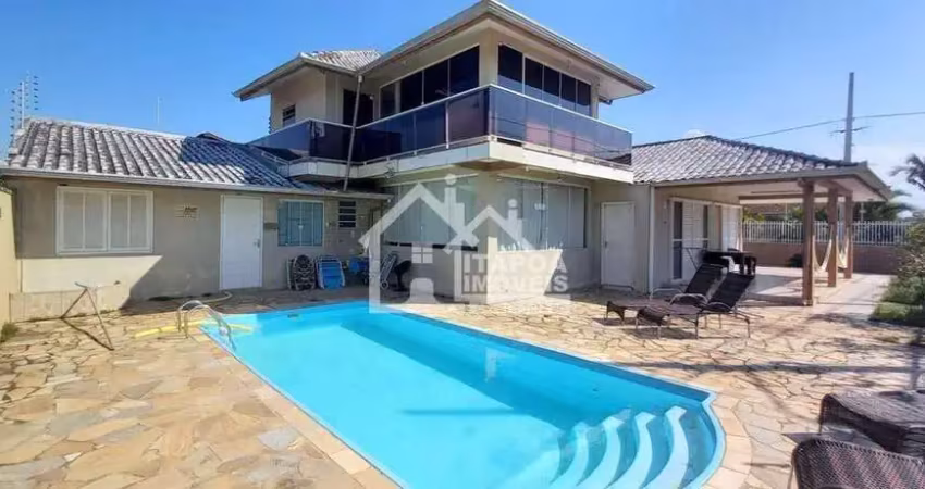 Sobrado duplex com piscina a apenas 470 metros da praia