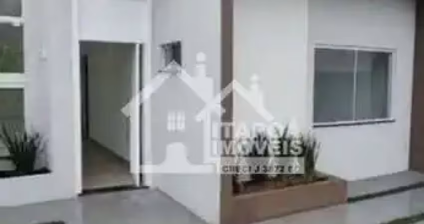 Casa com 2 quartos sendo 1 suíte, piscina sala com pé direito alto.