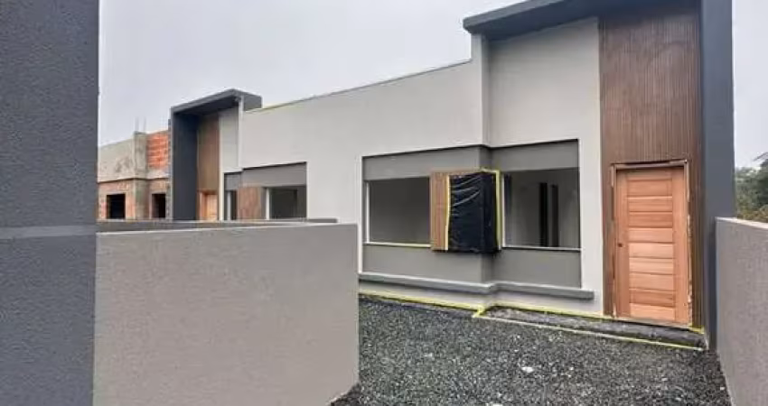 Casa com amplo quintal na frente, localizada balneário jardim da barra em itapoá/sc.