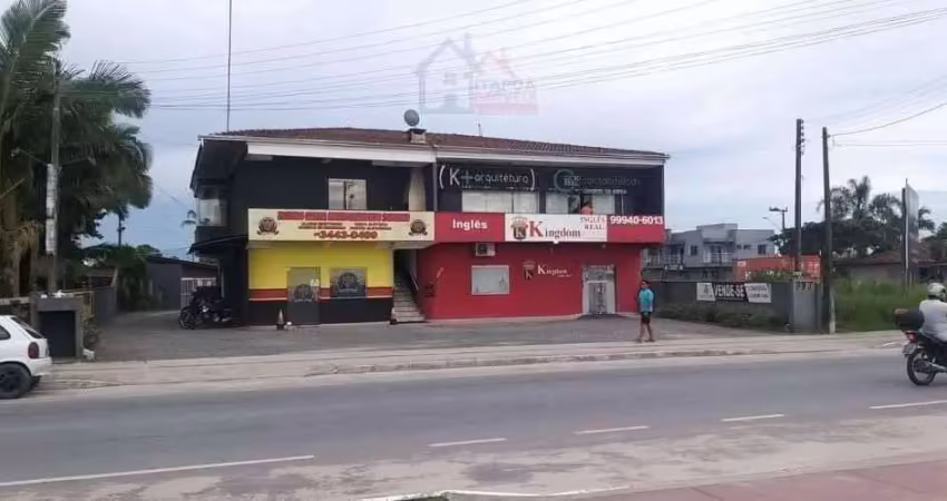 Prédio comercial e residencial com 5 salas + 2 kitnet/ + 1 casa,  localizada avenida celso ramos