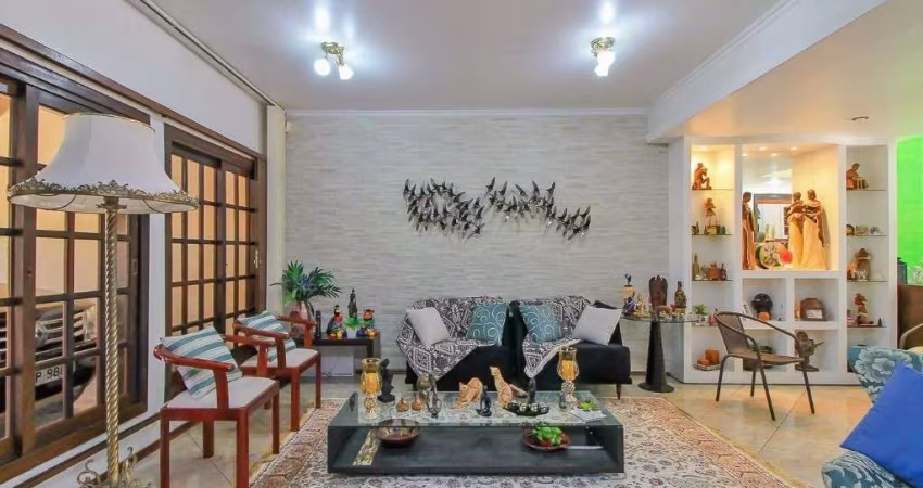 Maravilhosa casa à venda em Porto Alegre-RS, bairro Cavalhada, 3 quartos, 1 suíte, 6 banheiros, 4 vagas de garagem, 198m².