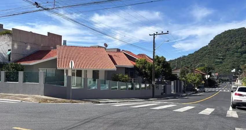 Casa com piscina à venda no bairro da barra em balneário camboriú