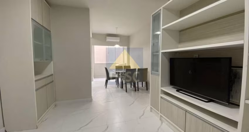Apartamento na Quadra do Mar com 02 dormitórios para locação anual no Ed. Ilha do Arpoador