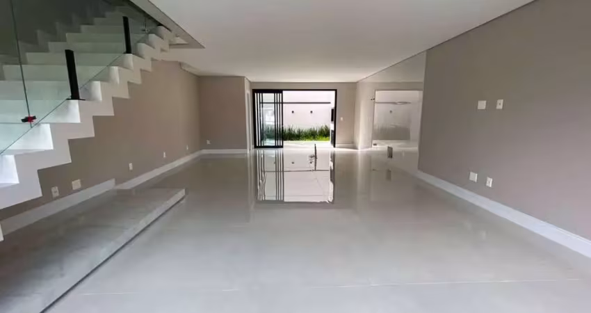 Sobrado com três suítes à venda em balneário camboriú