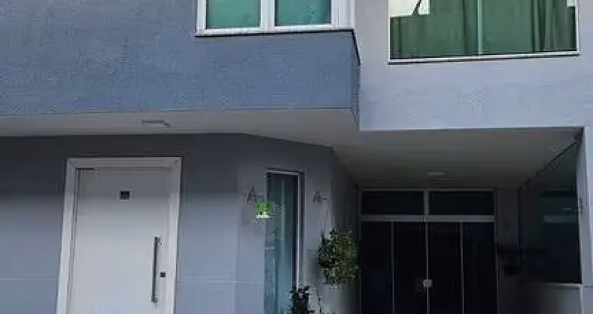 SOBRADO 2 SUÍTES 1 VAGA COND FECHADO BARRA BC