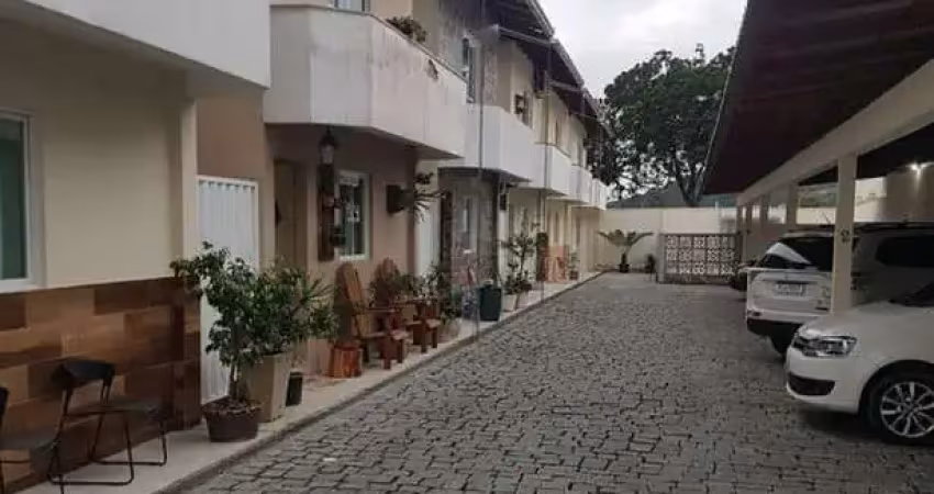 SOBRADO EM CONDOMÍNIO FECHADO NO CENTRO DE CAMBORÚ