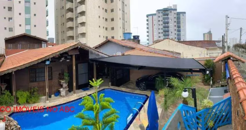 Belíssima Casa Térrea de Madeira com Piscina, Hidro, Churrasqueira, Sauna venda 50 Metros da Praia Mar em Mongaguá.