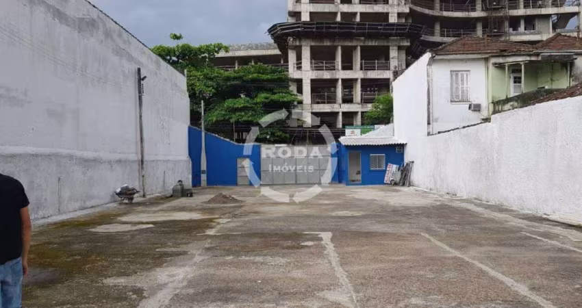 Ótimo Terreno, portão largo, piso concretado, guarita frontal, depósito com banheiro.