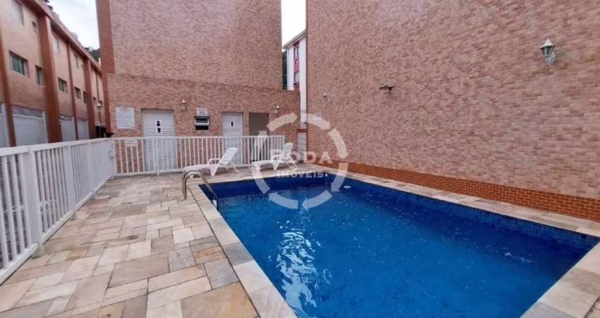 A casa de condomínio com piscina no bairro Marapé, são 2 quartos sendo 2 suítes, sala, cozinha e garagem com churrasqueira