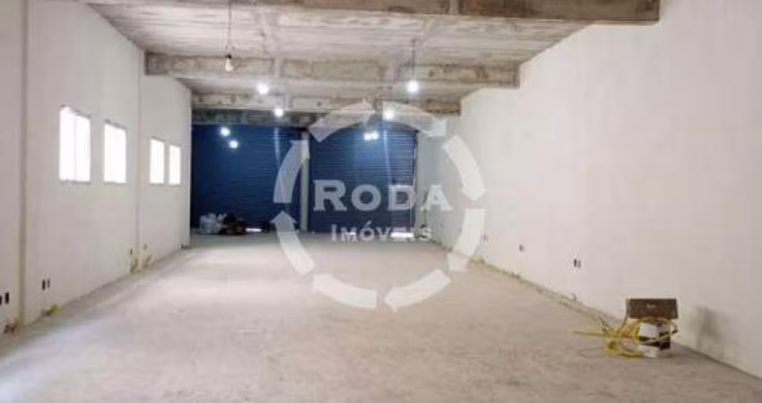 Loja comercial, com banheiro, copa e área administrativa.